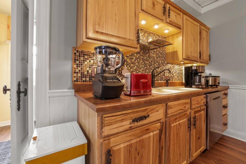 Charming Victorian Home - 2 Minutes To Downtown Lancaster Eksteriør billede